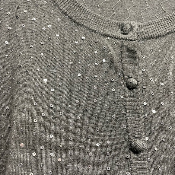 Black buttoned sweat with black sequins. Matching belt. - Picture 5 of 6